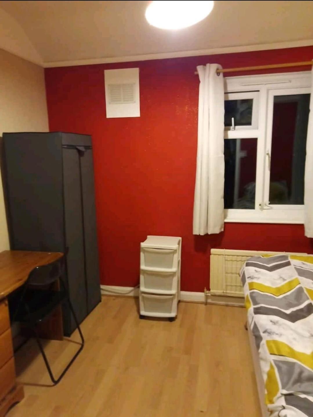 Welcoming Close To Transport Links Homestay *