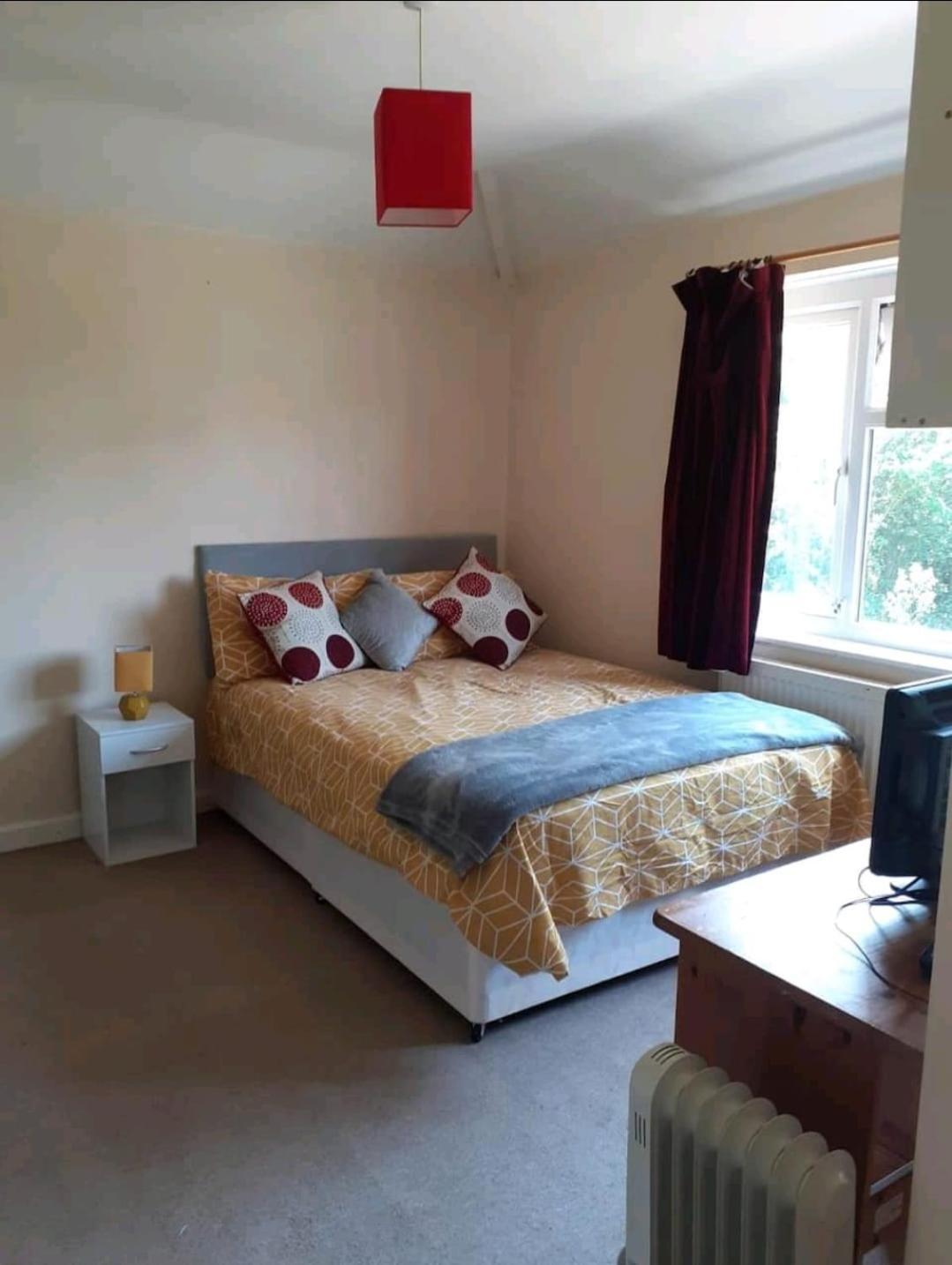 Homestay Welcoming Close To Transport Links *