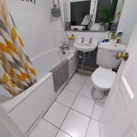 Welcoming Home Close To Transport Links Thornton Heath Exterior photo
